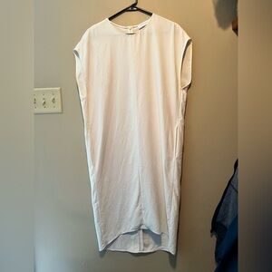 Everlane size 4 silk like shift dress in cream. Slight high low, pockets, zip up